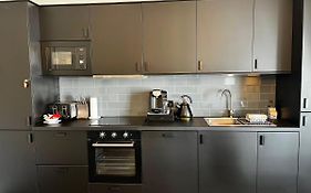 The Mews Boutique Deluxe Apartments, Sleep 2-6 People , Central Location, Free Parking